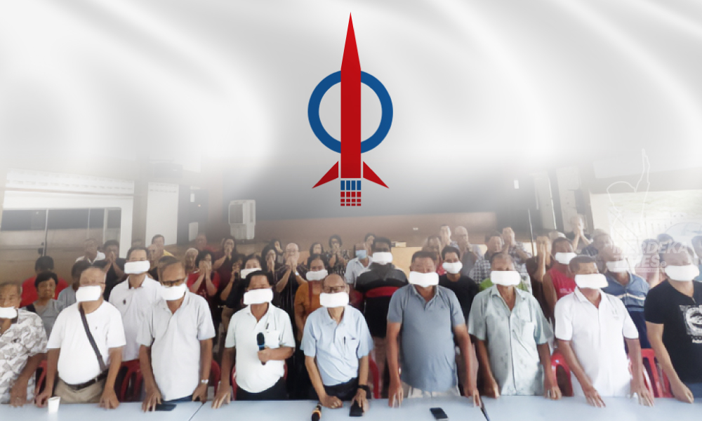 Veteran DAP N. Sembilan pakai ‘topeng tuala wanita’ bantah senator ‘orang luar’